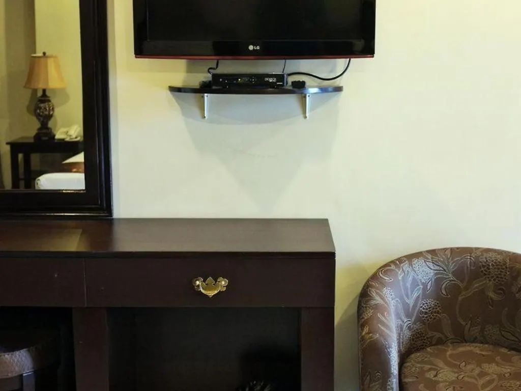 فندق أجنحة بيريدوت Davao City 3*,